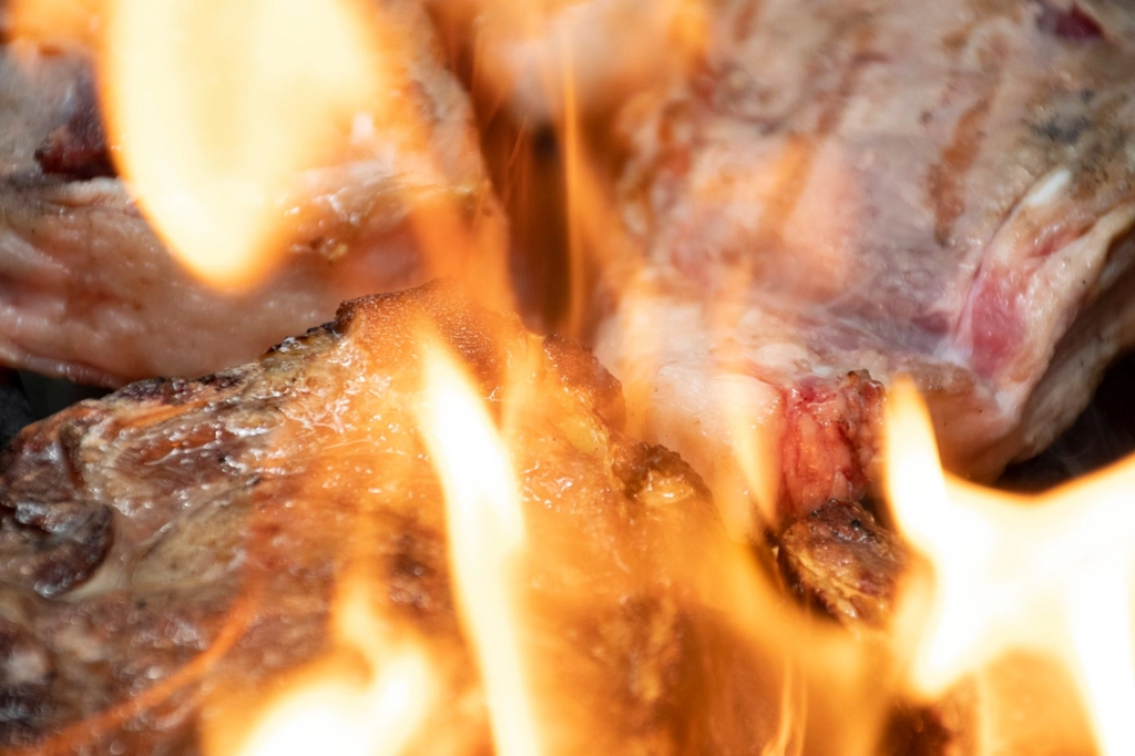 Carne cocinándose a la brasa